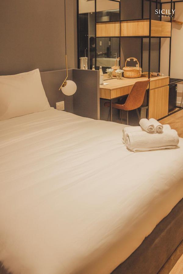 Sicily Hotel Дуонг-Донг Экстерьер фото